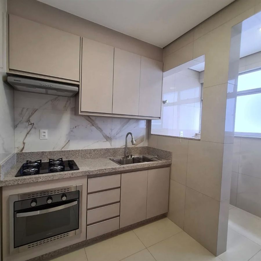 Cozinha planejada com bancada em granito e marcenaria