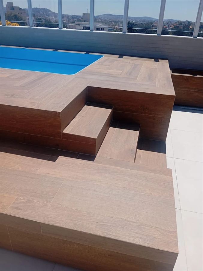 Área de lazer com deck em porcelanato executada pela Imperial Reformas