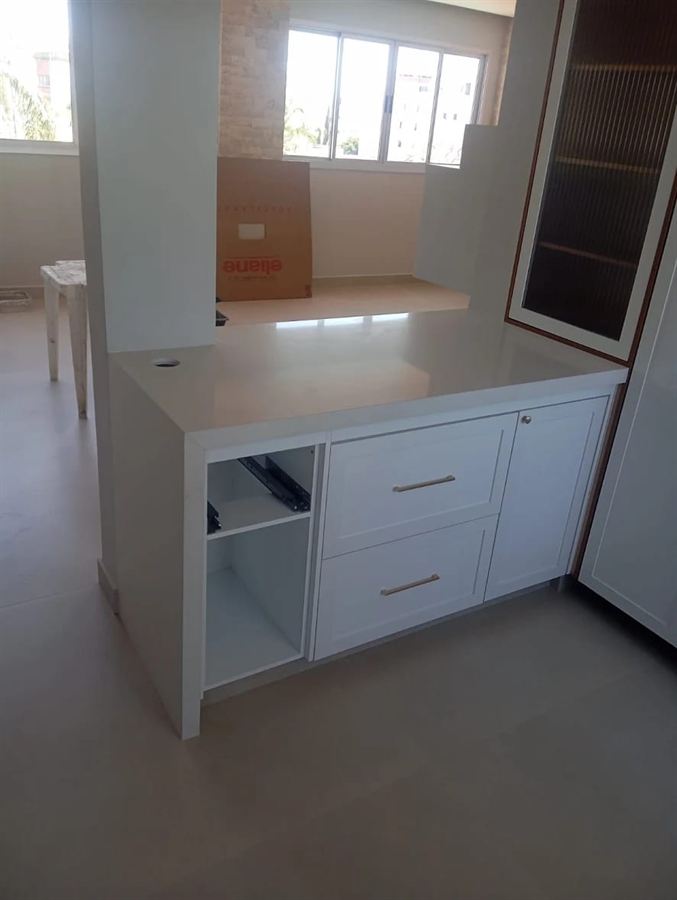 Cozinha com bancada e marcenaria instaladas pela Imperial Reformas