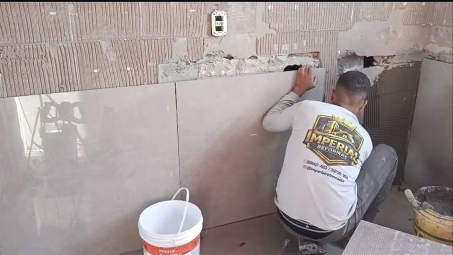 Profissional da Imperial Reformas assentando porcelanato